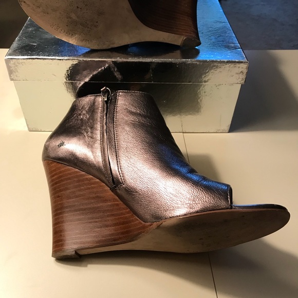 Kelsi Dagger bronze leather metal accent wedges - Picture 5 of 6